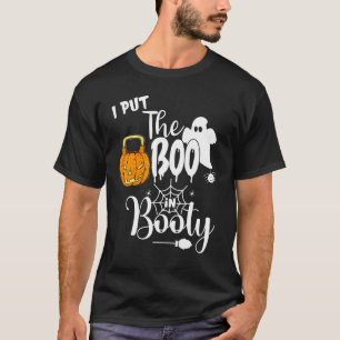 Ich setzte den Boo in das Shirt des Hinterns, halb