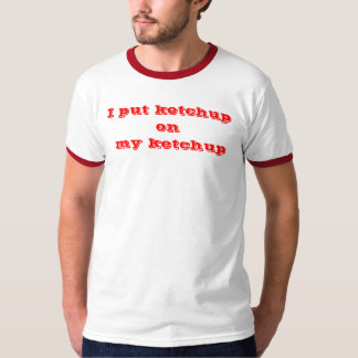 ich setzte Ketschup auf mein lustiges Shirt des