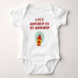 Ich setzte Ketschup auf meinen Ketschup Baby Strampler