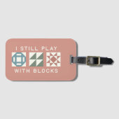 Ich Spiele Immer Noch Mit Bauklötzen - Patchworkan Gepäckanhänger (Vorderseite (Horizontal))