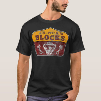 Ich spiele noch immer mit Blockbausteinen, die die T-Shirt