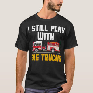Ich spiele noch mit Feuerwehrfahrzeugen 4  T-Shirt
