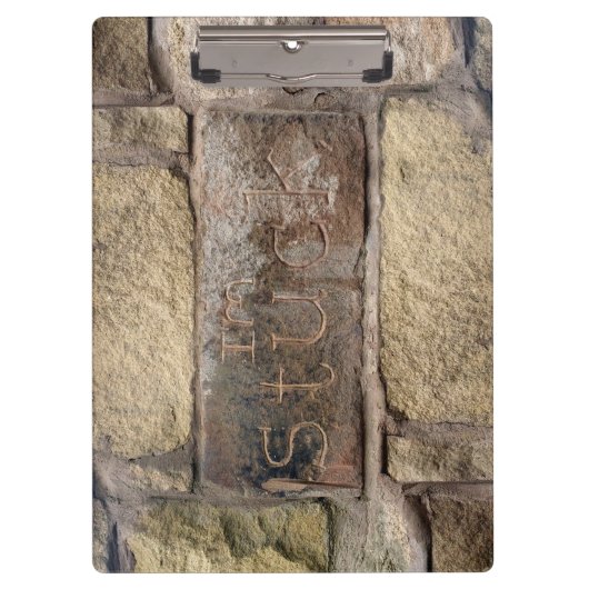 "Ich stecke fest" ein anderer Stein in der Wand Klemmbrett (Vorderseite)