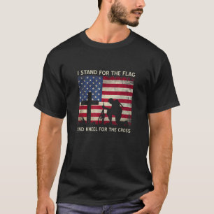 Ich stehe für die Flagge und die Knie für das Kreu T-Shirt