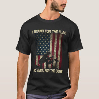 Ich stehe für die Flagge und die Knie für das Kreu T-Shirt
