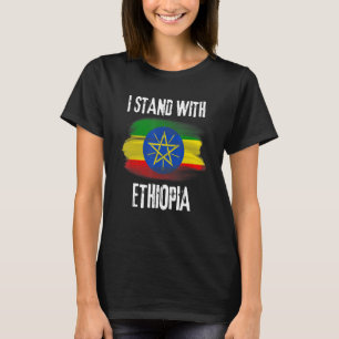 Ich stehe mit äthiopischer Flagge und äthiopischer T-Shirt