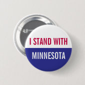 Ich stehe mit dem Minnesota-Protest Button (Vorne & Hinten)
