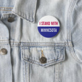 Ich stehe mit dem Minnesota-Protest Button (Beispiel)
