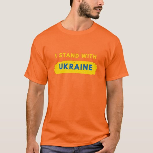 Ich stehe mit dem ukrainischen T - Shirt (Vorderseite)