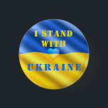 Ich stehe mit der Ukraine bei der Unterstützung de Button<br><div class="desc">Unterstützung Ukraine Buttons - Ich stehe mit der Ukraine - Frieden - Ukrainische Flagge - Freiheit - Patriotisch - Strong Together - Siege ! Sie können auf mehr als 1000 Zazzle Produkte umsteigen !</div>