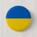Ich stehe mit der Ukraine Button<br><div class="desc">Moderne und minimale runde Buttons Flag der Ukraine. Diese Buttons sind vollständig anpassbar: Erstellen Sie Ihre eigene Geschenkidee, indem Sie einfach beliebige Farben auswählen, Text, Foto, Clipart und grafische Gestaltungselemente hinzufügen. Öffnen Sie den Zazzle Design-Editor und entdecken Sie wunderschöne patriotische Fotos und Flaggen der Ukraine. Fügen Sie in jedem Schriftart...</div>