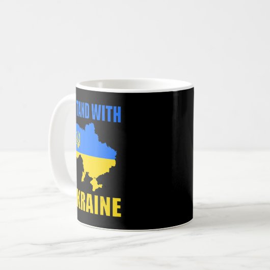 Ich stehe mit der ukrainischen Karte und ukrainisc Kaffeetasse (Vorderseite Links)