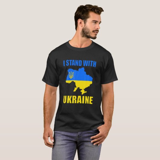 Ich stehe mit der ukrainischen Karte und ukrainisc T-Shirt (Vorne ganz)
