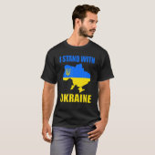 Ich stehe mit der ukrainischen Karte und ukrainisc T-Shirt (Vorne ganz)