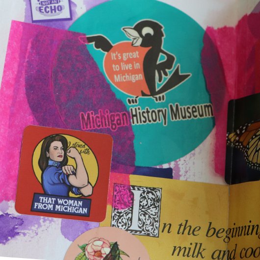 Ich stehe mit dieser Frau aus Michigan da Quadratischer Aufkleber