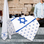 Ich stehe mit Israel blauer weißer Star von David Krawatte<br><div class="desc">Ein weißer und blauer Stern von David,  der einen kleinen blauen Stern von David zeigt,  in einer Wiederholung vor einem reinrassigen weißen Hintergrund mit einer israelischen Fahne mit den Worten "Ich stehe für Israel" auf dem vorderen Ende der Krawatte.</div>