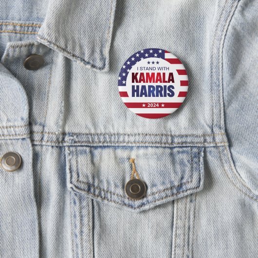 Ich stehe mit Kamala Harris Blue Red 2024 Button (Beispiel)