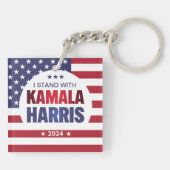 Ich stehe mit Kamala Harris Blue Red 2024 Schlüsse Schlüsselanhänger (Rückseite)