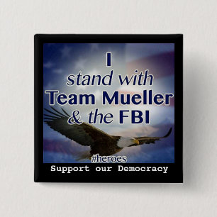 Ich stehe mit Mueller-Knopf Button