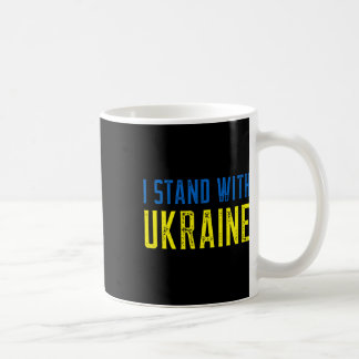Ich stehe mit Ukraine-Shirt für Unterstützung und  Kaffeetasse