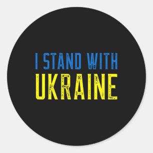 Ich stehe mit Ukraine-Shirt für Unterstützung und Runder Aufkleber