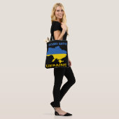 Ich stehe mit ukrainischer Flagge und Karte Tasche (Am Model)