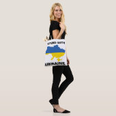 Ich stehe mit ukrainischer Flagge und Tasche B (Am Model)