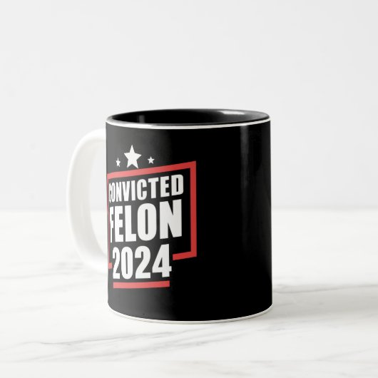 Ich stimme für verurteilten Felon 2024 Trump Zweifarbige Tasse (Vorderseite Links)