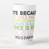 Ich stimme für Weil... Güte ist alles Latte Tasse (Vorderseite)