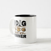 Ich suche nach meinem Abendessen, um Clam Digging Zweifarbige Tasse (Vorderseite Links)