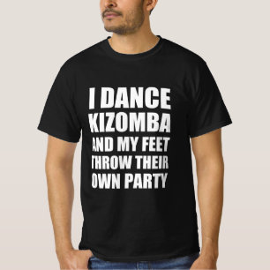 Ich tanze Kizomba und meine Füße werfen ihr eigene T-Shirt