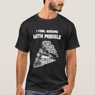 Ich täusche mich mit Modellen, die ich Funny Train T-Shirt