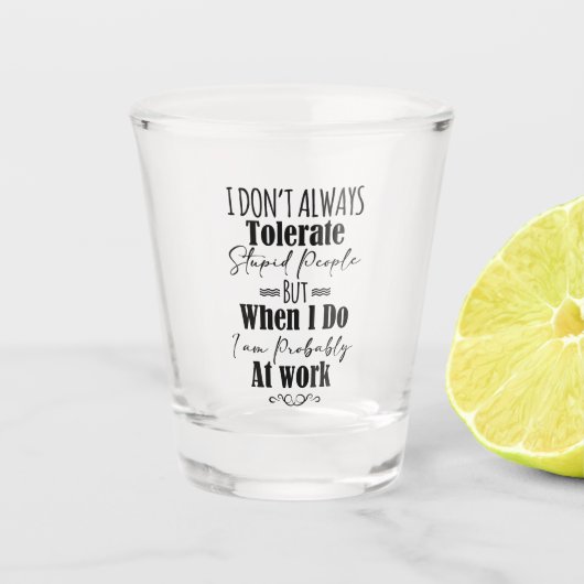 Ich toleriere bei der Arbeit nicht immer junge Leu Schnapsglas (Vorderseite)