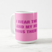 ICH TRAGE DIE HOSEN UND MEIN EHEMANN BÜGELT SIE KAFFEETASSE (Vorderseite Links)