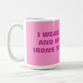 ICH TRAGE DIE HOSEN UND MEIN EHEMANN BÜGELT SIE KAFFEETASSE (Links)