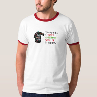 Ich trage eine klebrige Weihnachtsstrickjacke in T-Shirt