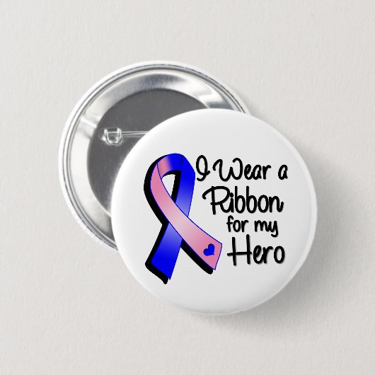 Ich trage eine rosa und blaue Schleife für meinen  Button (Vorne & Hinten)