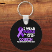 Ich trage Lila im Gedächtnis meines Cousins Überdo Schlüsselanhänger (Rückseite)