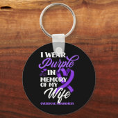 Ich trage Lila in Erinnerung an meine Ehefrau Über Schlüsselanhänger (Rückseite)