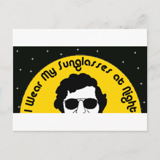 Ich trage nachts meine Sonnenbrille Postkarte