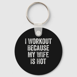 Ich trainiere, weil meine Ehefrau ein Hot Gym Body Schlüsselanhänger