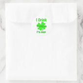Ich trinke also einfach runder aufkleber (Tasche)