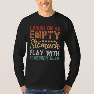 Ich trinke auf einem leeren Magen mit jemand ander T-Shirt