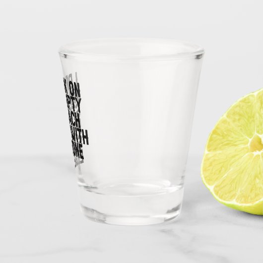 Ich trinke bei einem leerem Stomach-Spiel mit jema Schnapsglas (Rechts)