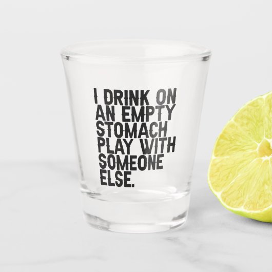 Ich trinke bei einem leerem Stomach-Spiel mit jema Schnapsglas (Vorderseite)