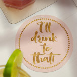 Ich trinke das. | Rosa Party aus Gold und Rosa Untersetzer<br><div class="desc">Machen Sie eine hübsche Tischumgebung, wie Sie zu all diesen Hochzeiten, Geburtstagen, Feiertagen, Verlobungen, neuen Jobs oder Neuanfang mit extravaganten, maßgeschneiderten Getränkeküsten. Dieses hier ist in einem Rosa mit goldenem Text-Script-Schriftart. Wenn Sie die Hintergrundfarbe an Ihre Hochzeitskleidung oder Geburtstagsfarben anpassen möchten, wählen Sie einfach eine neue Hintergrundfarbe aus, indem Sie...</div>