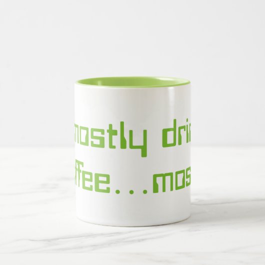 Ich trinke größtenteils Kaffee… größtenteils Zweifarbige Tasse (Mittel)