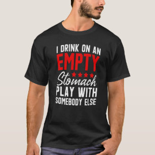 Ich trinke mit jemandem, der mit einem leeren Stom T-Shirt