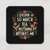 Ich trinke so viel Tee, nichts stört mich Quadratische Visitenkarte (Rückseite)