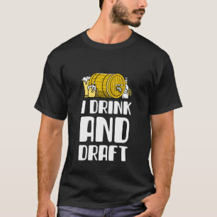 Ich trinke und ziehe ein T-Shirt